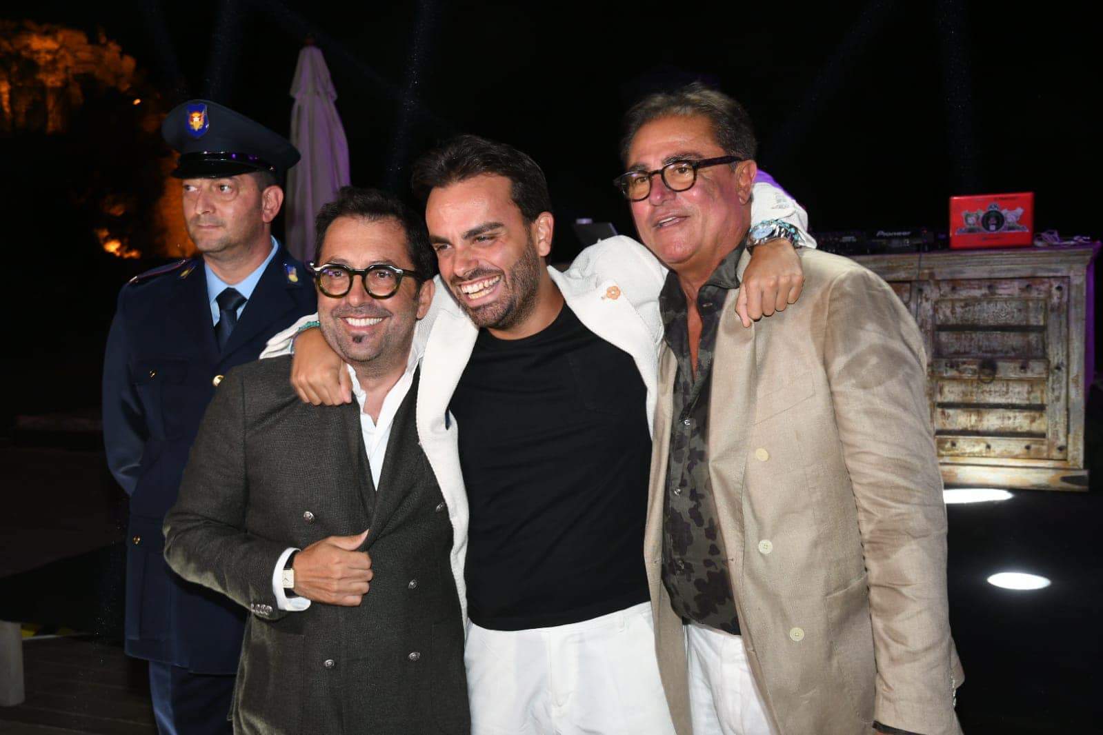 Fuochi d’ Artificio di Trionfo per il Buon Non Compleanno di Lorenzo Crea con Eduardo Angeloni e Luca Iannuzzi .