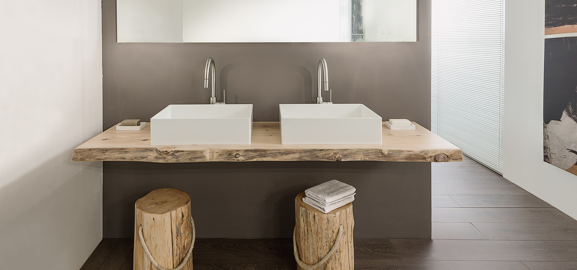 produzione e verniciature professionali per mobili e mensoloni porta lavabo per bagno in legno