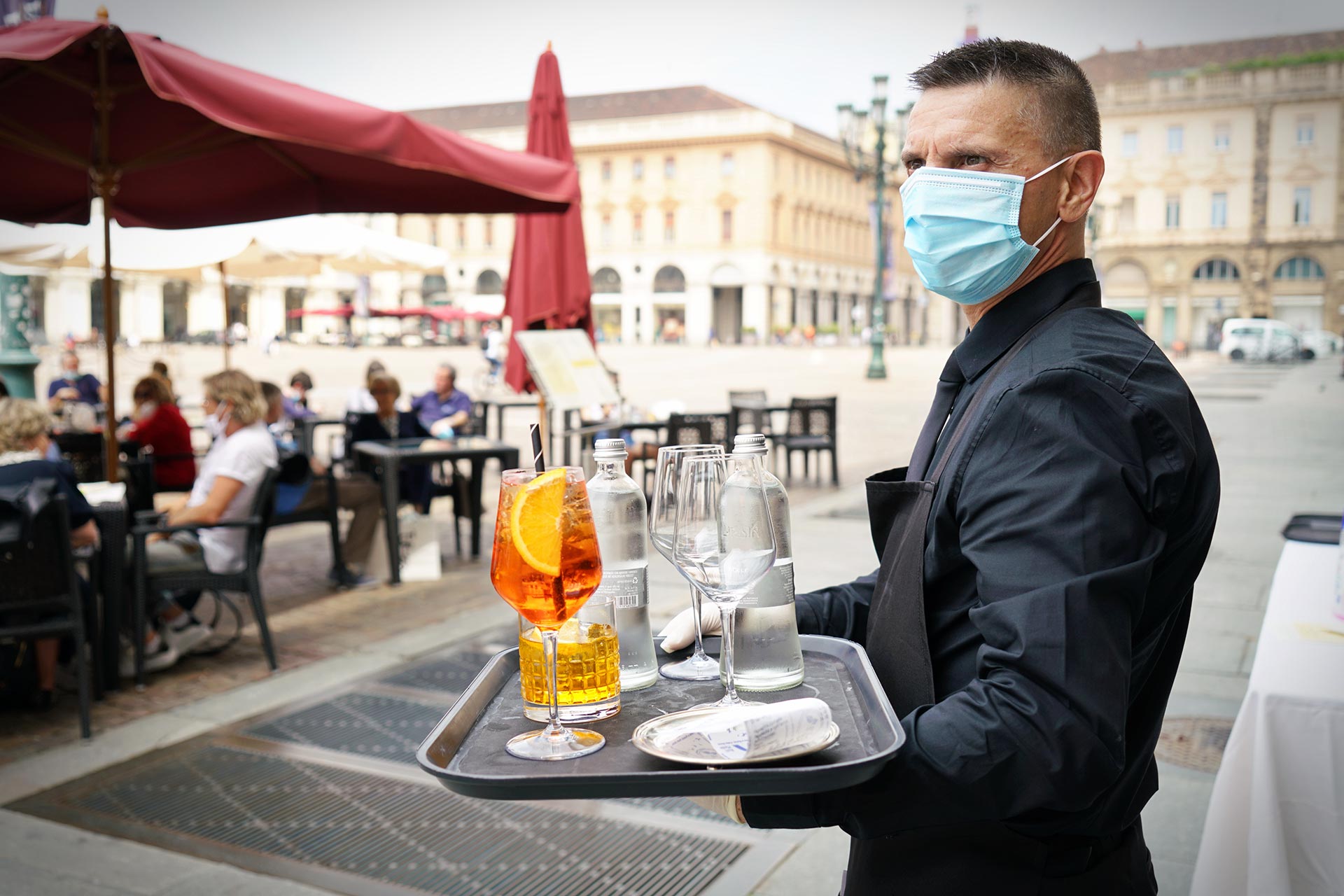 Il dipendente può rifiutarsi di servire il cliente che non indossa la mascherina anti Covid 19 - Licenziamento impugnato dal lavoratore che ritorna sul posto di lavoro (Sentenza n° 9 del 13 gennaio 2021 del Tribunale di Arezzo)