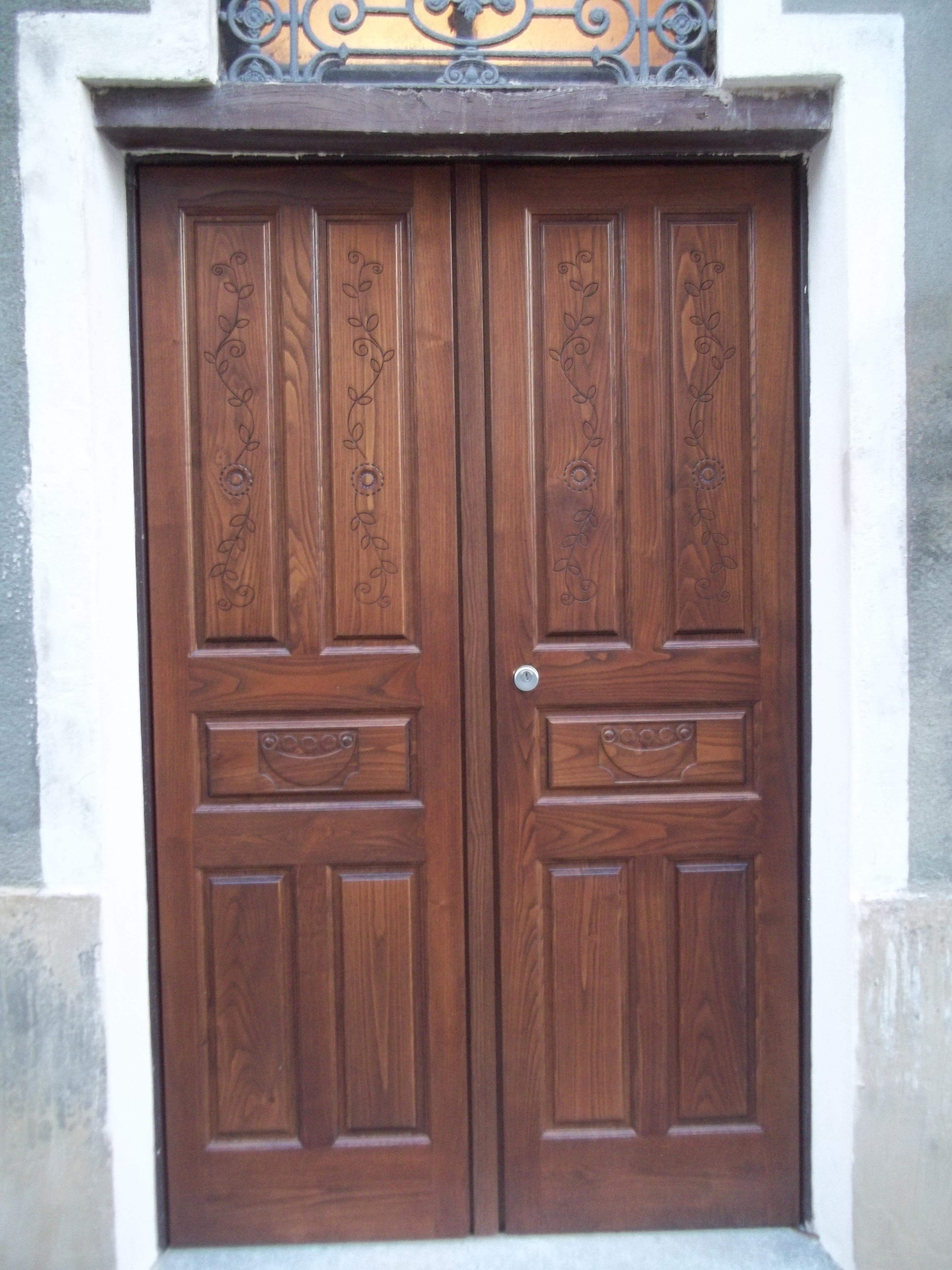 Rivestimento per porta blindata in Castagno, realizzato con macchina CNC copiando la vecchia porta