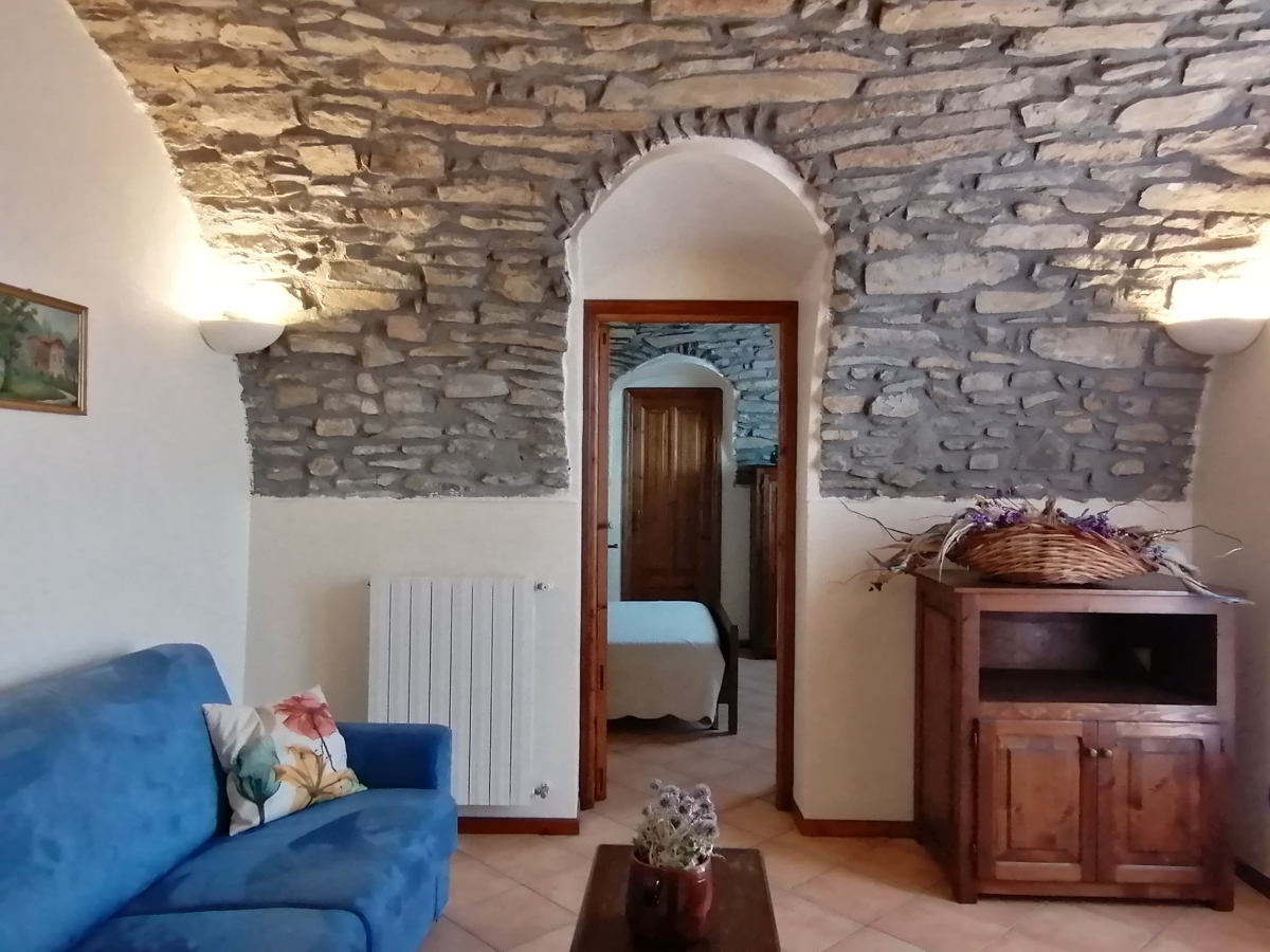 soggiorno e camera - agriturismo con centro benessere a Pigna in provincia di Imperia - Liguria