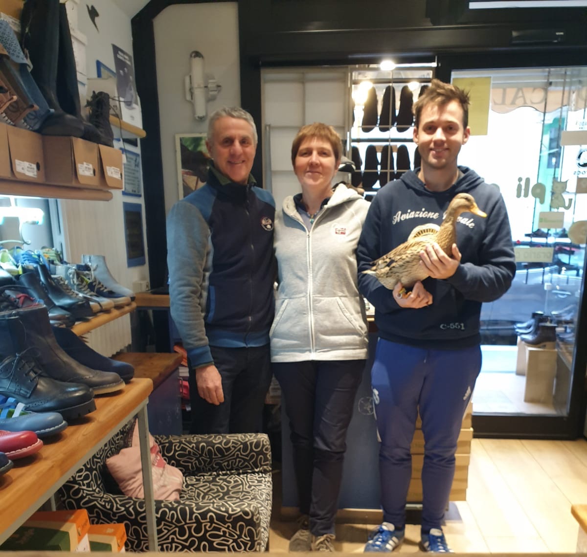 La famiglia di Pli-Pla: i due titolari e i loro figli, tutti con ai piedi scarpe di qualità a prezzi accessibili a Milano