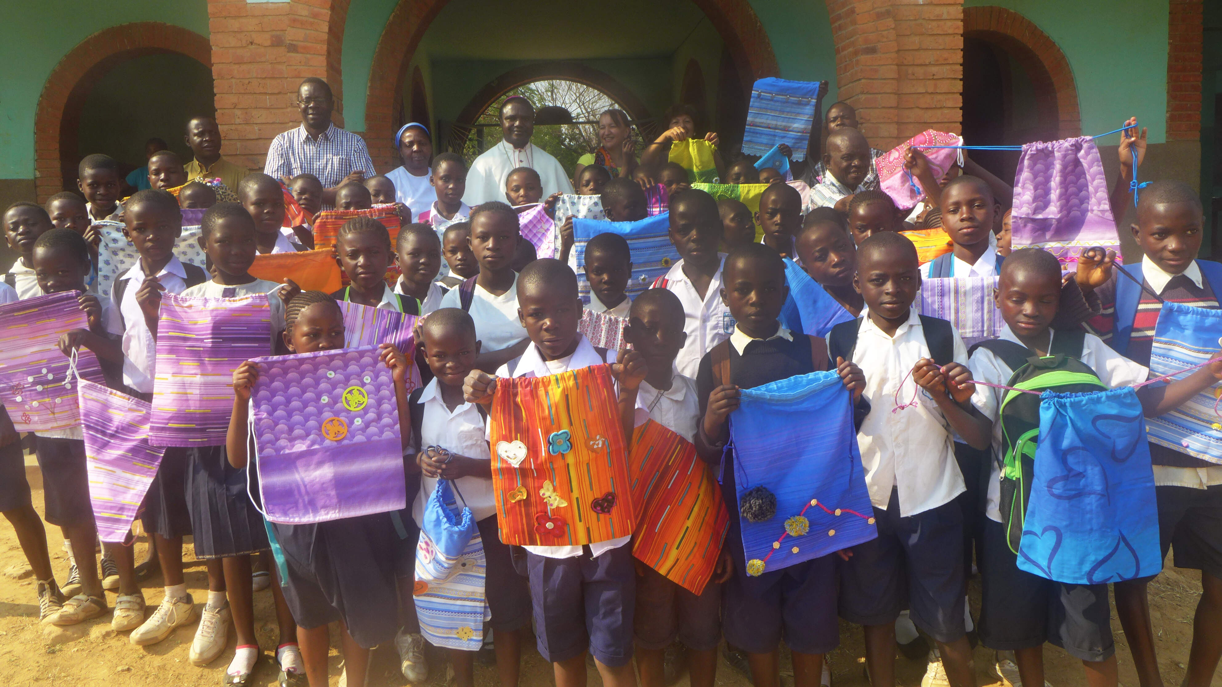 Gruppo di bambini Africani con dei panni colorati