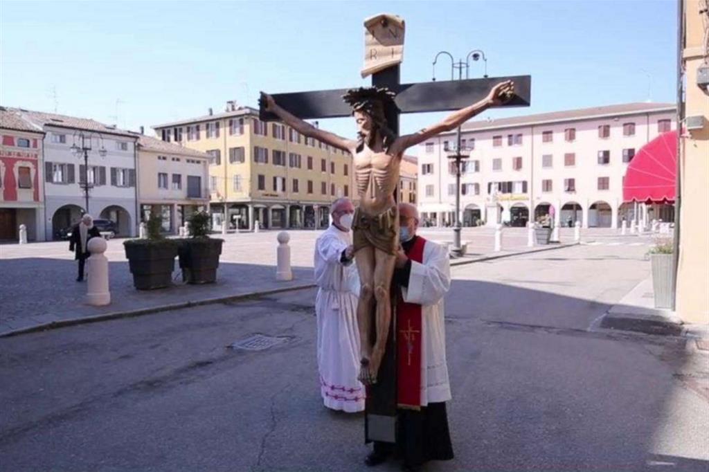 Un Crocifisso contro il coronavirus: Il Cristo di Don Camillo chiamato a fermare la moderna peste. 