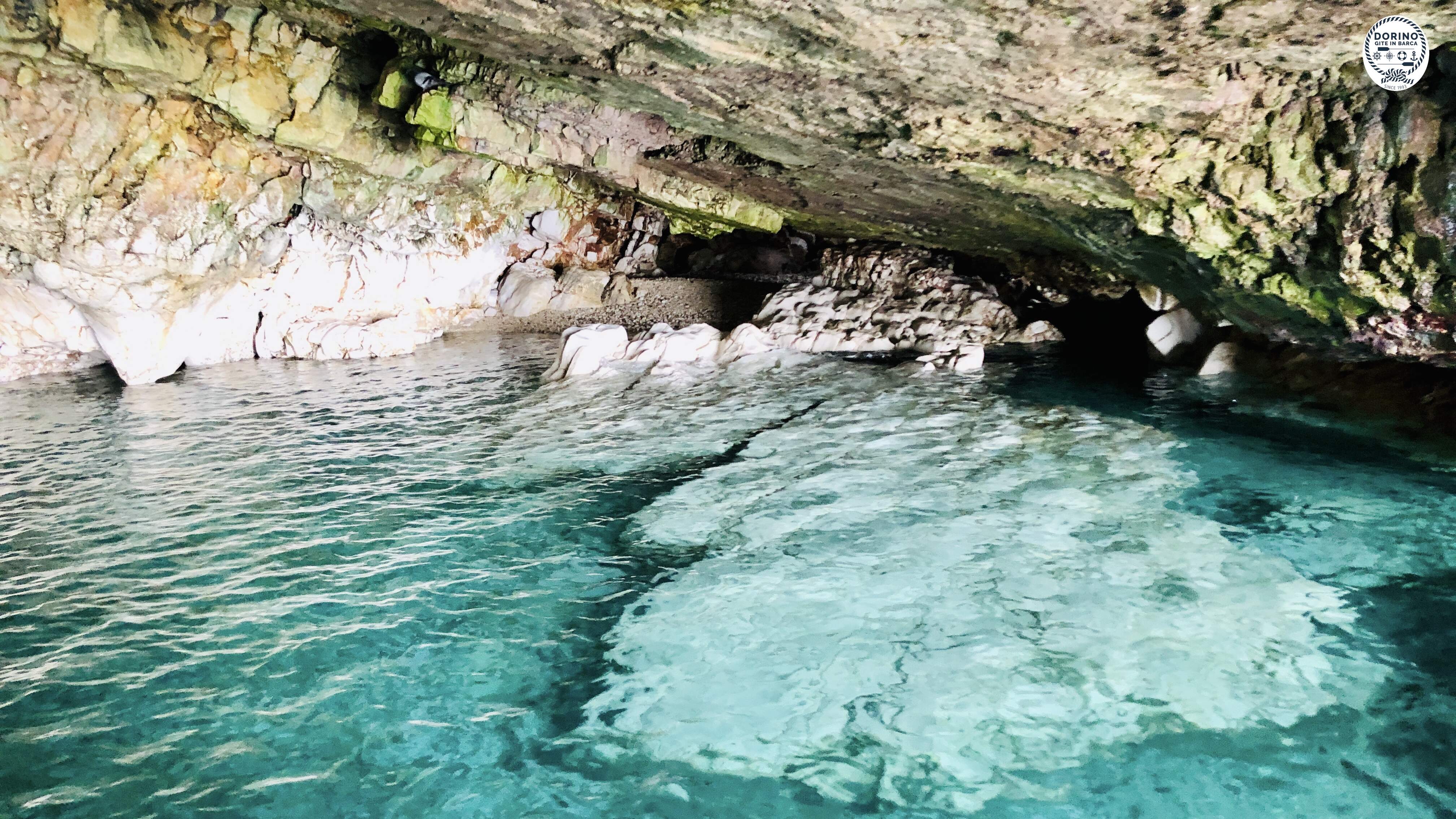 Grotta marina di Polignano a mare che conserva una spiaggetta nascosta di ciottoli e lapilli