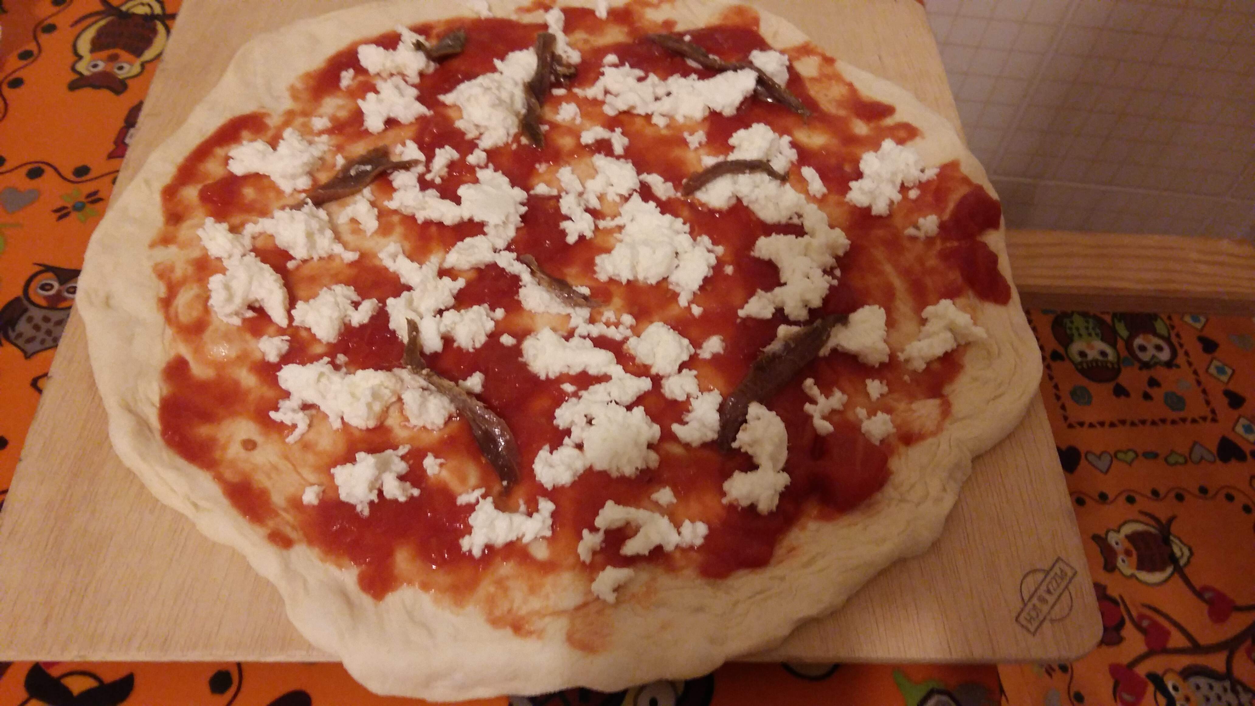 pizza przybrana, gotowa do pieczenia