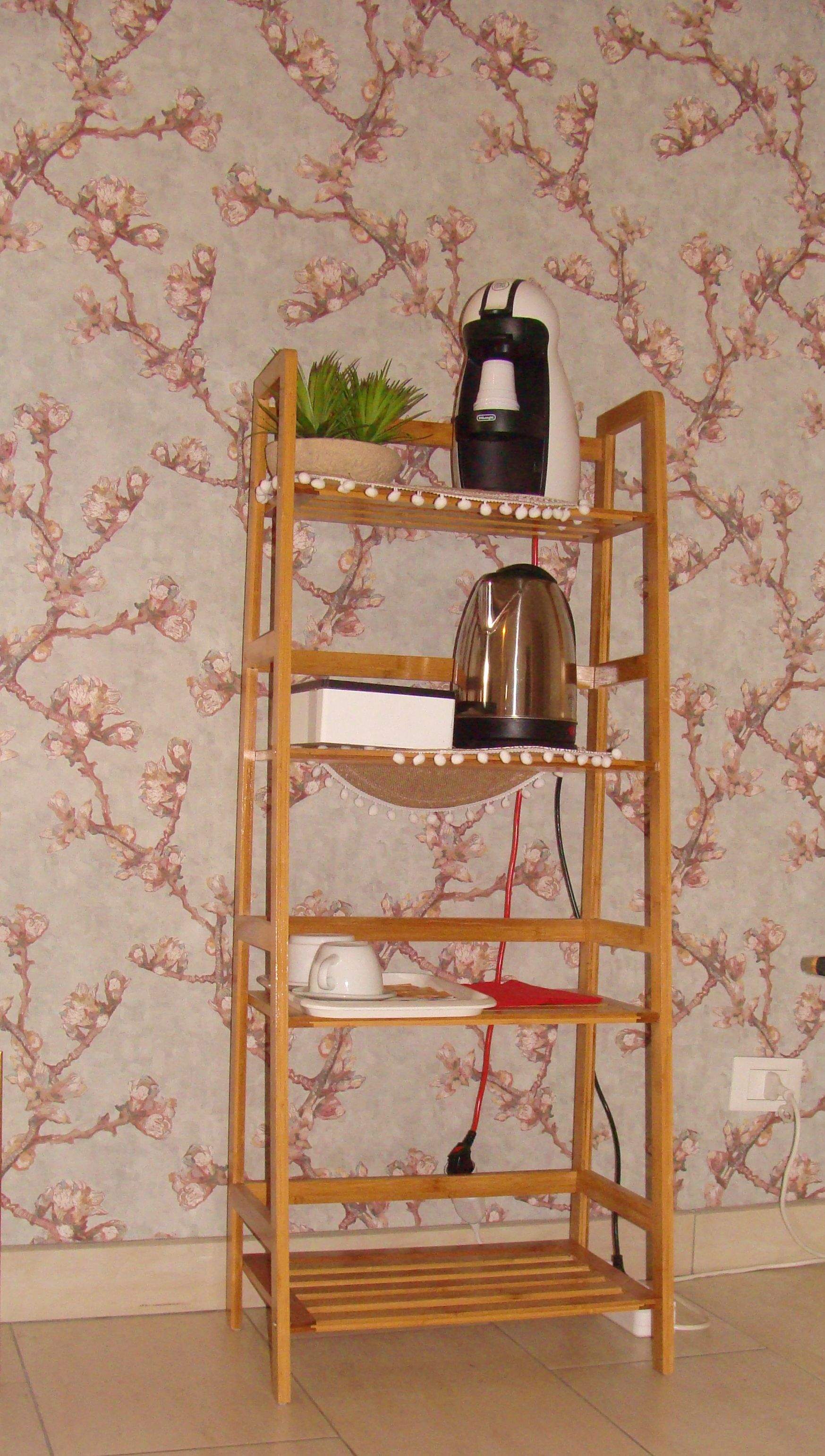 Rack with coffee machine and kettle of the Bruges room of La finestra sulla fiera B&B