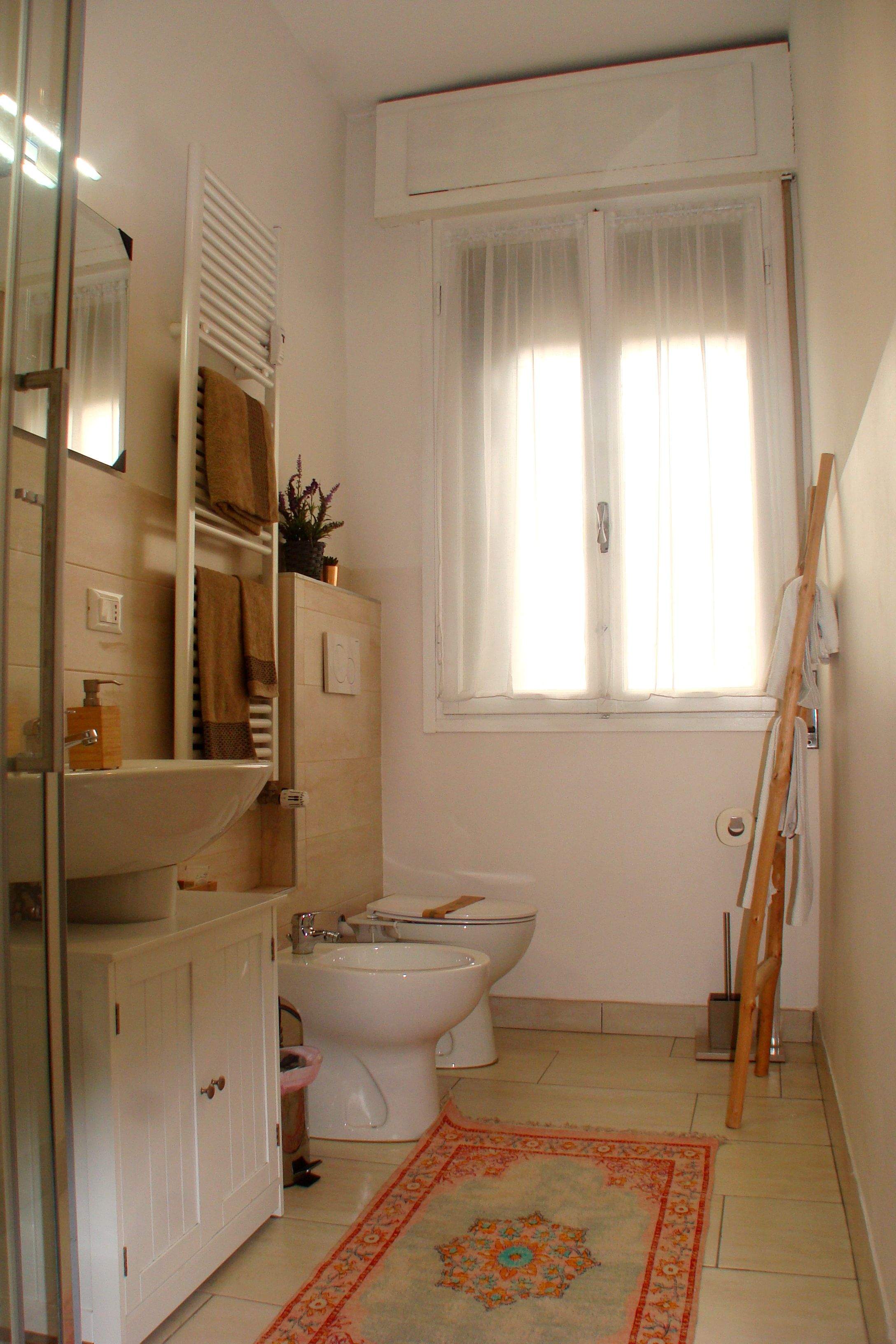 Private bathroom of the Bruges room of La finestra sulla fiera B&B