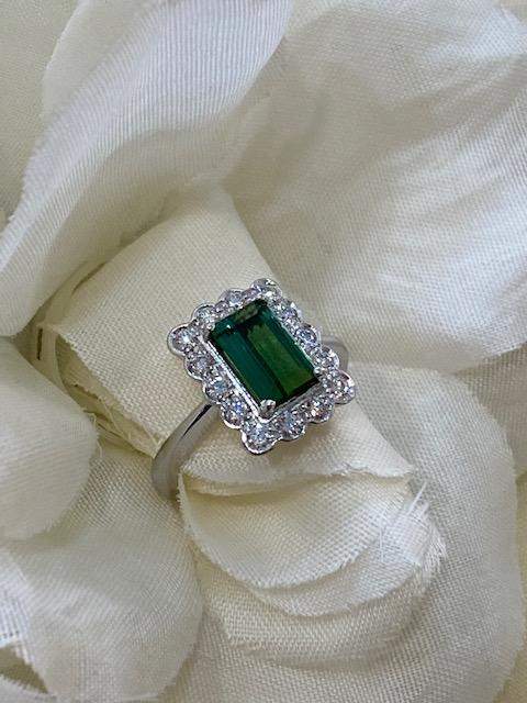 Anello in oro bianco, Tormalina verde e diamanti