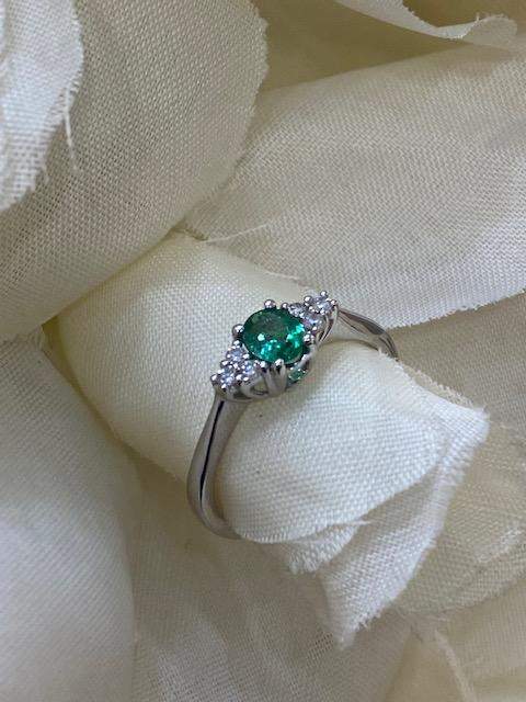 Collezione "Diamanti" anello in oro bianco con smeraldo e diamanti