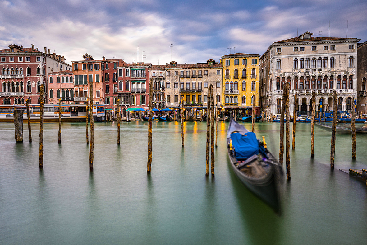 <img src = "Gondola, venezia, laguna, atmosfera, Italia.jpg"