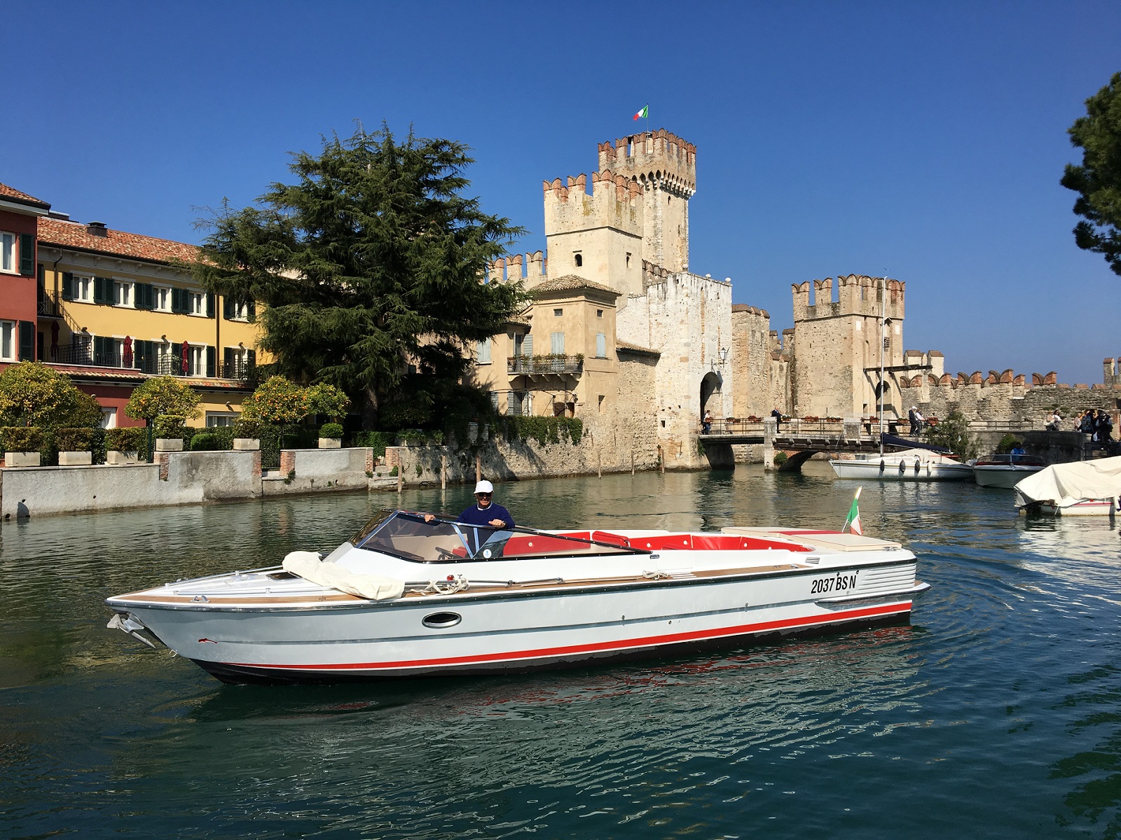 Prenotazione Giro in motoscafo con skipper  max 15 posti - partenza Desenzano o Sirmione