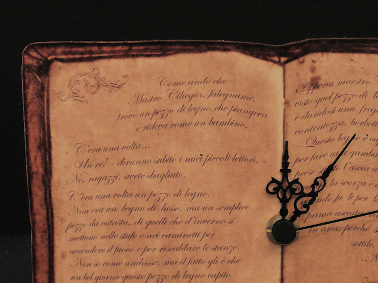 Foto ravvicinata dell’orologio tavolo Pinocchio dove si nota i caratteri particolari della scrittura