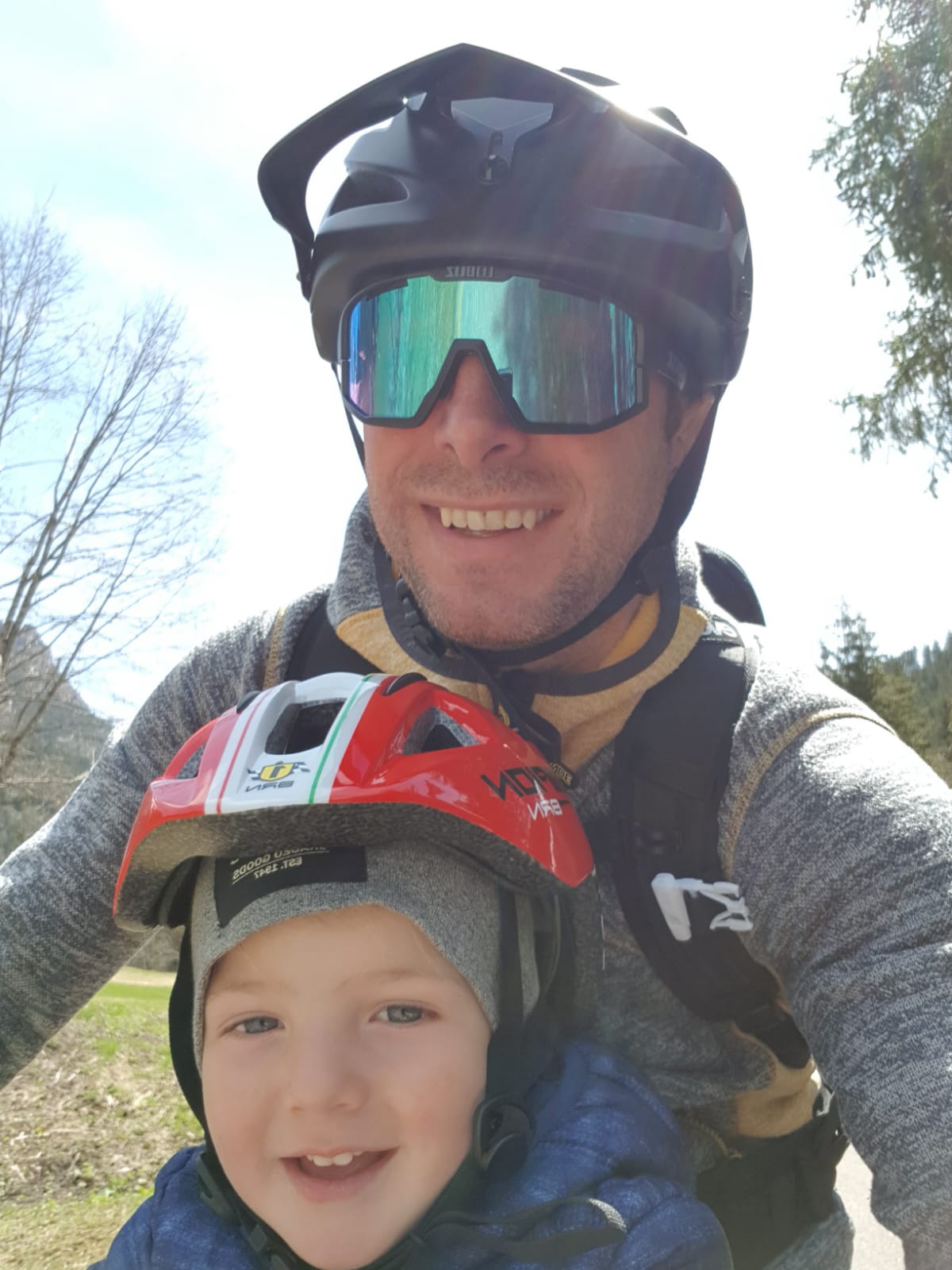 Gabriele in bici con il figlio