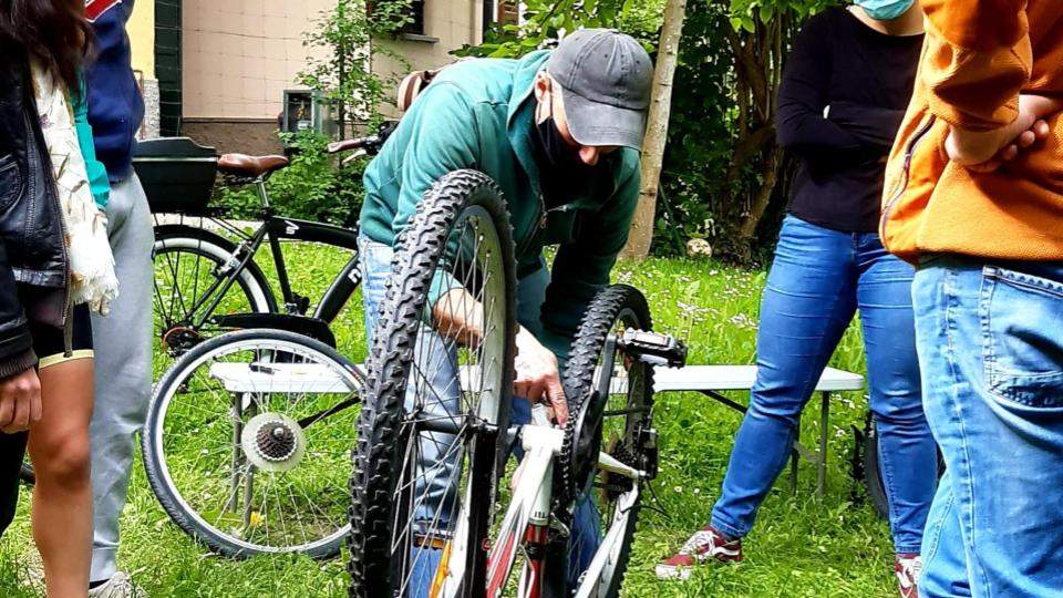 meccanico insegna riparazione di base bici