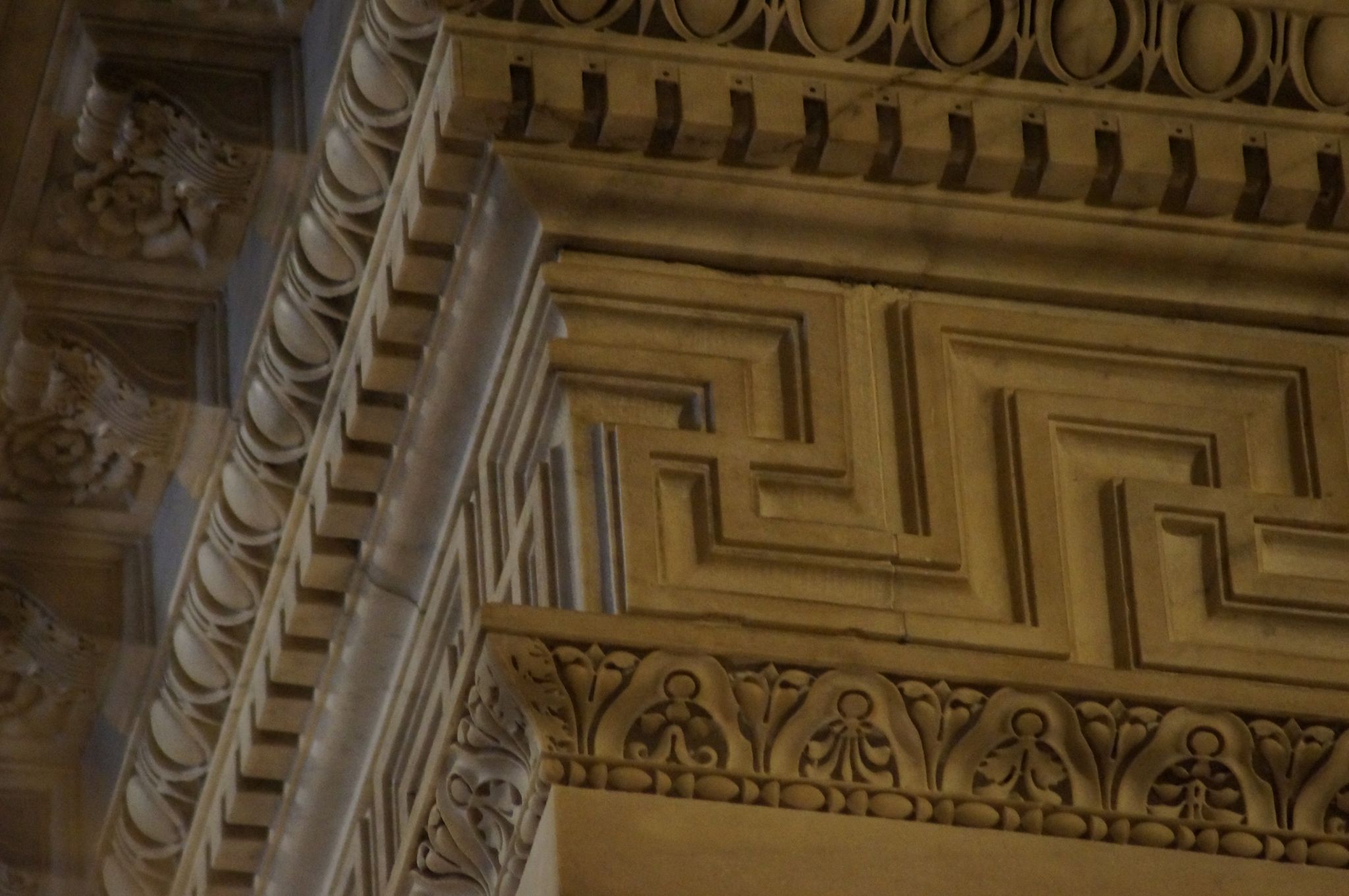 Greca del rivestimento marmoreo della Santa Casa di Nazareth, inglobata nella Basilica di Loreto (AN