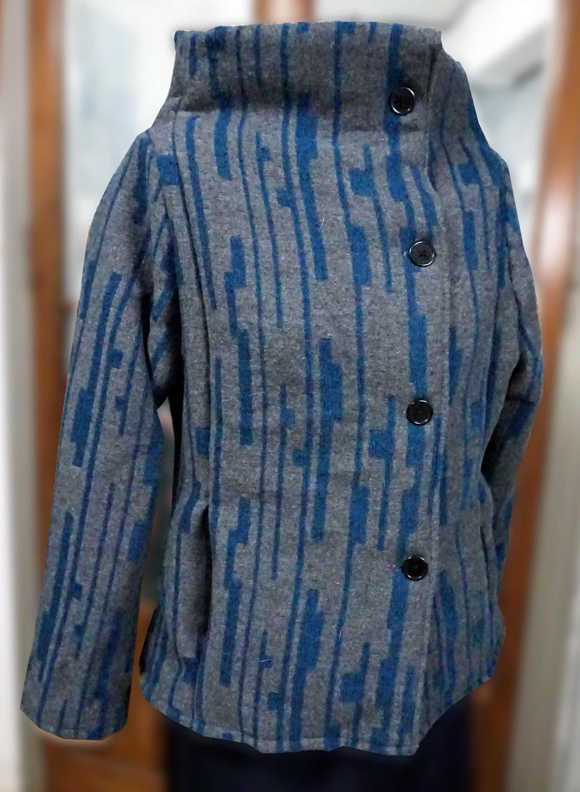 giacca in lana con collo a vulcano
