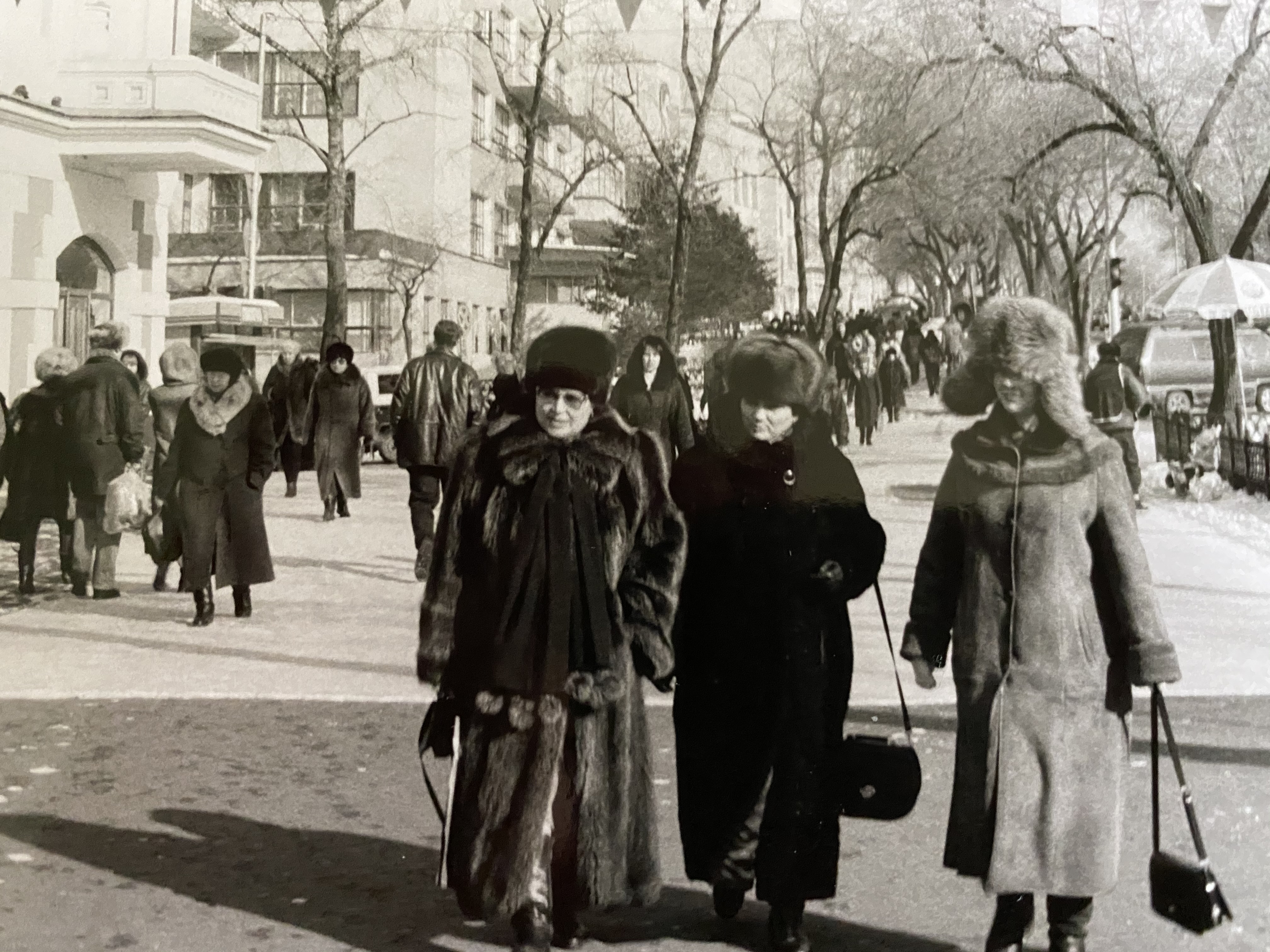 The winter women of Khabarovskjpg