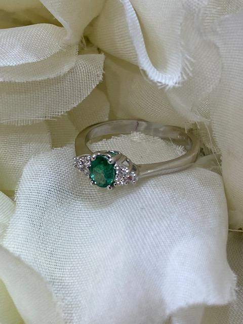 Collezione "Diamanti" anello in oro bianco con smeraldo e diamanti