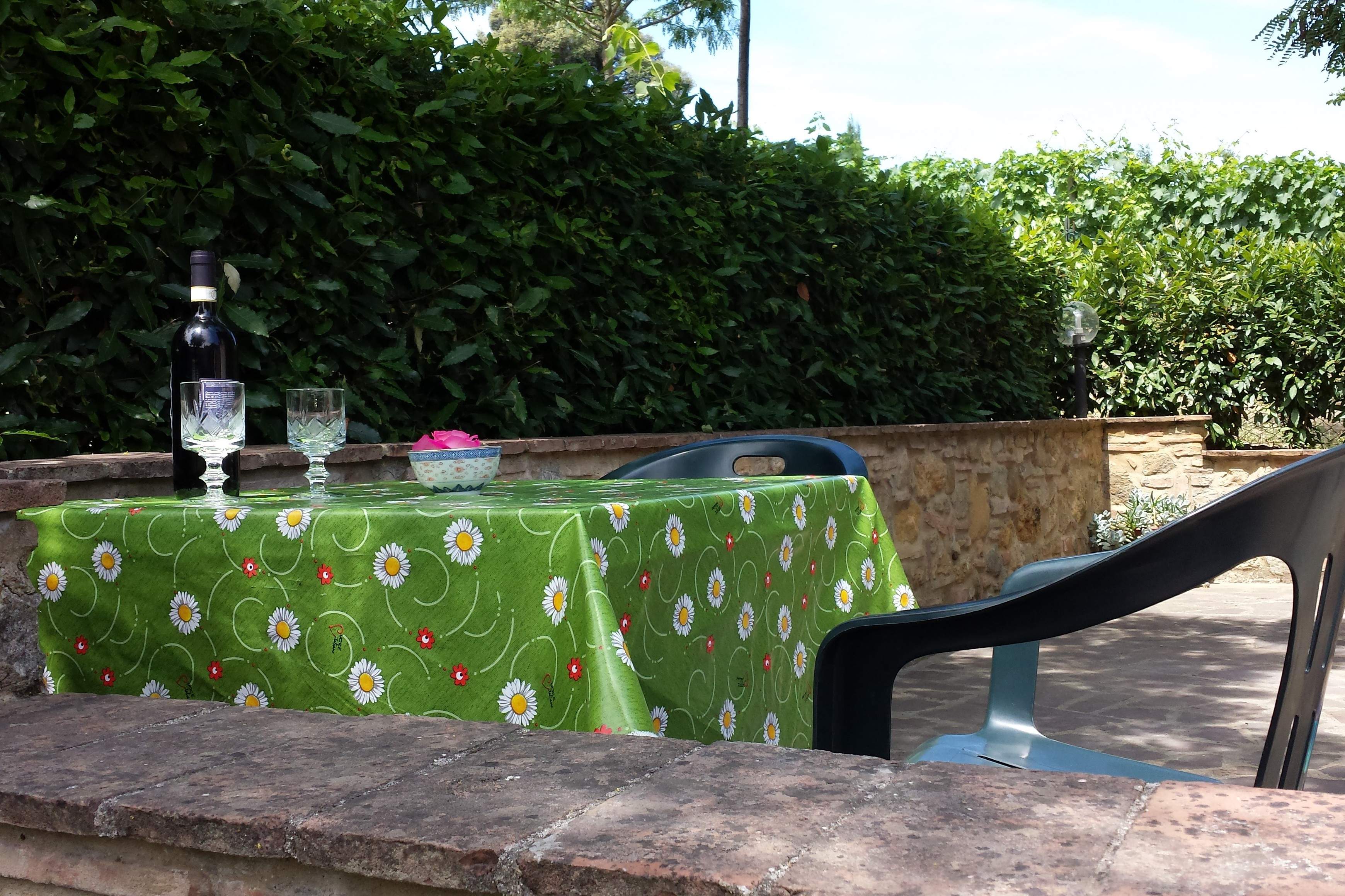 terrasse avec table et chaises San Gimignano