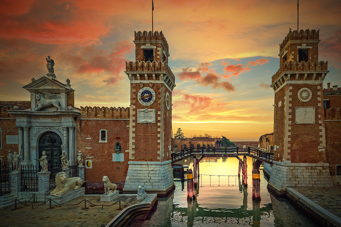 <img src = "Venezia, Asenale, laguna, luce, atmosfera, Toni Spagone , italia, effetto, nuvole:jpg"