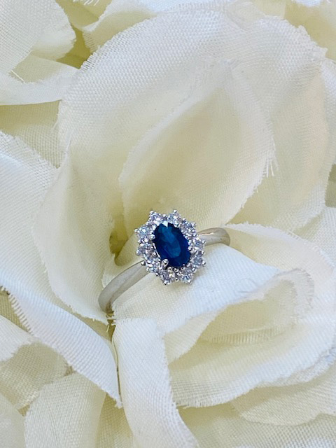 Anello Margherita in oro bianco, Zaffiro blu naturale e diamanti naturali