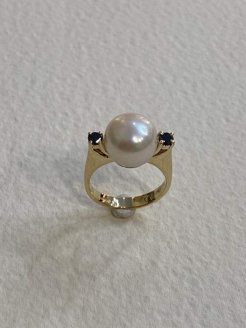 Collezione "Perle" anello in oro giallo con perla coltivata naturale e diamanti neri naturali