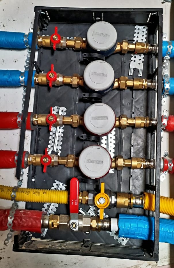 Impianto Termoidraulico con valvole e contatori per uso acqua calda/fredda.