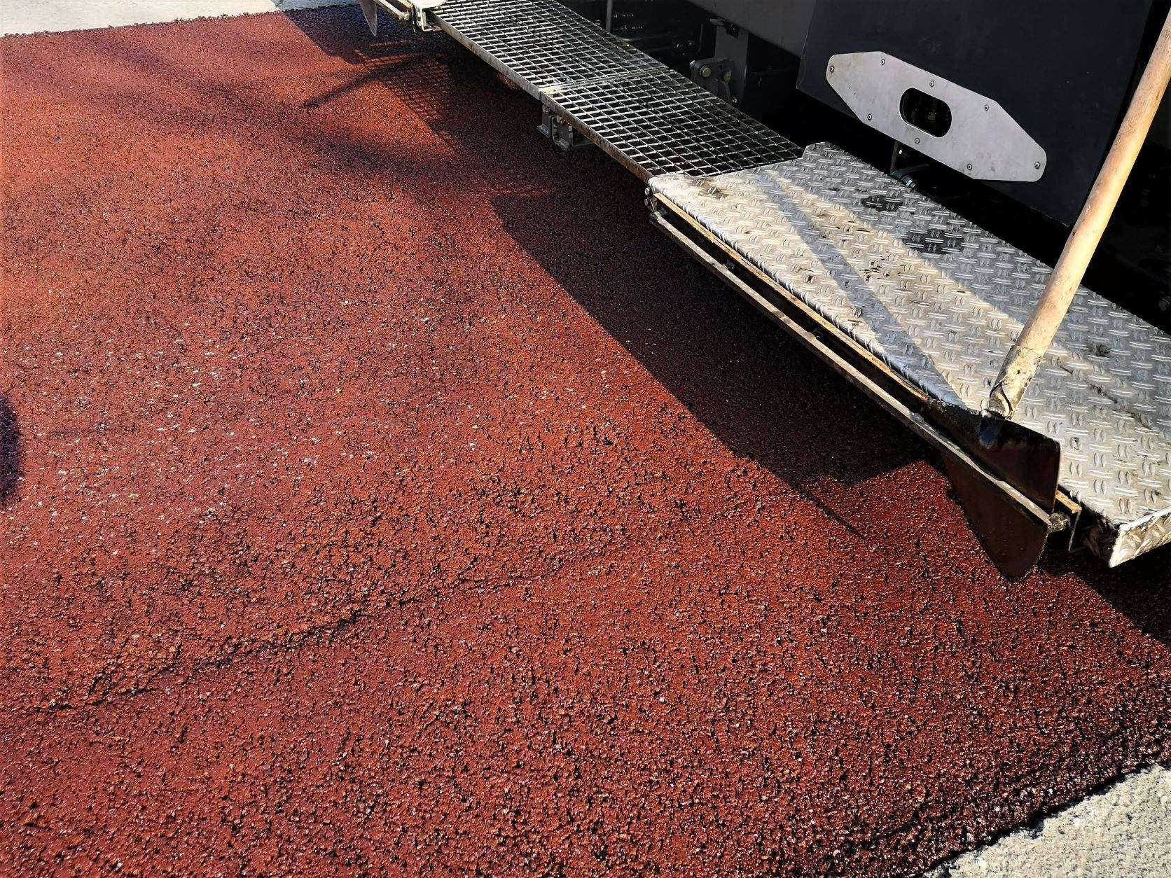 Prova di stesa di asfalto colorato con ossido rosso