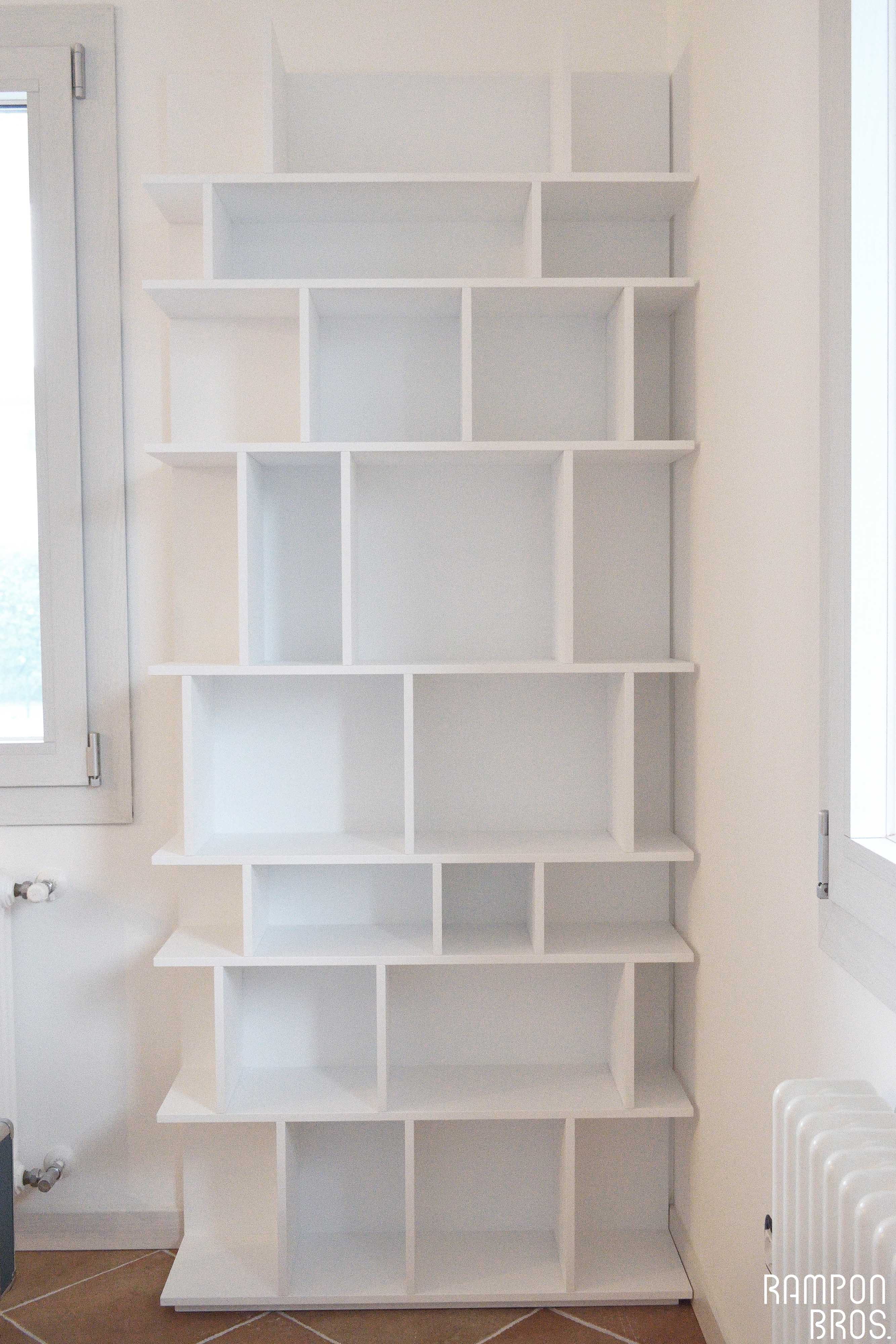 Libreria laccato bianco con elementi spessore 15mm.