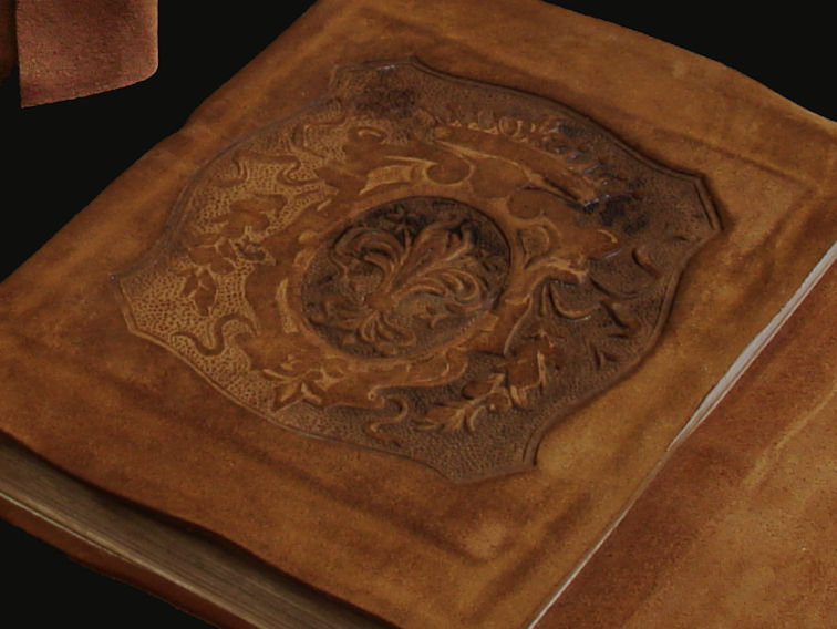 Particolare del GIglio Fiorentino con la corona realizzato sulla copertina di quaderno di pelle