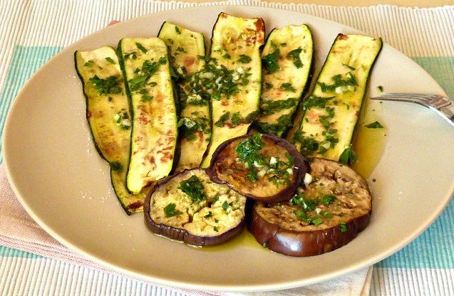 Melanzane e zucchine grigliate all'olio di oliva