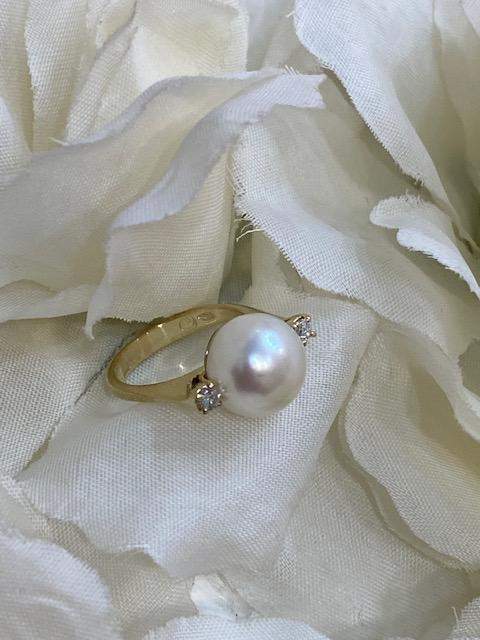 Collezione "Perle" anello in oro giallo con perla coltivata naturale e diamanti naturali