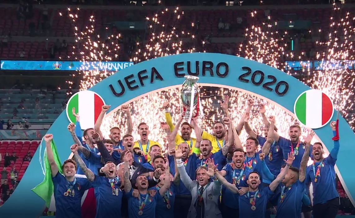 Italia-Inghilterra,  omaggio all'Europeo azzurro