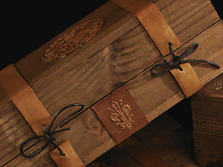 Dettaglio del  giglietto in pelle presente su fronte del box contenente una grafite da disegno
