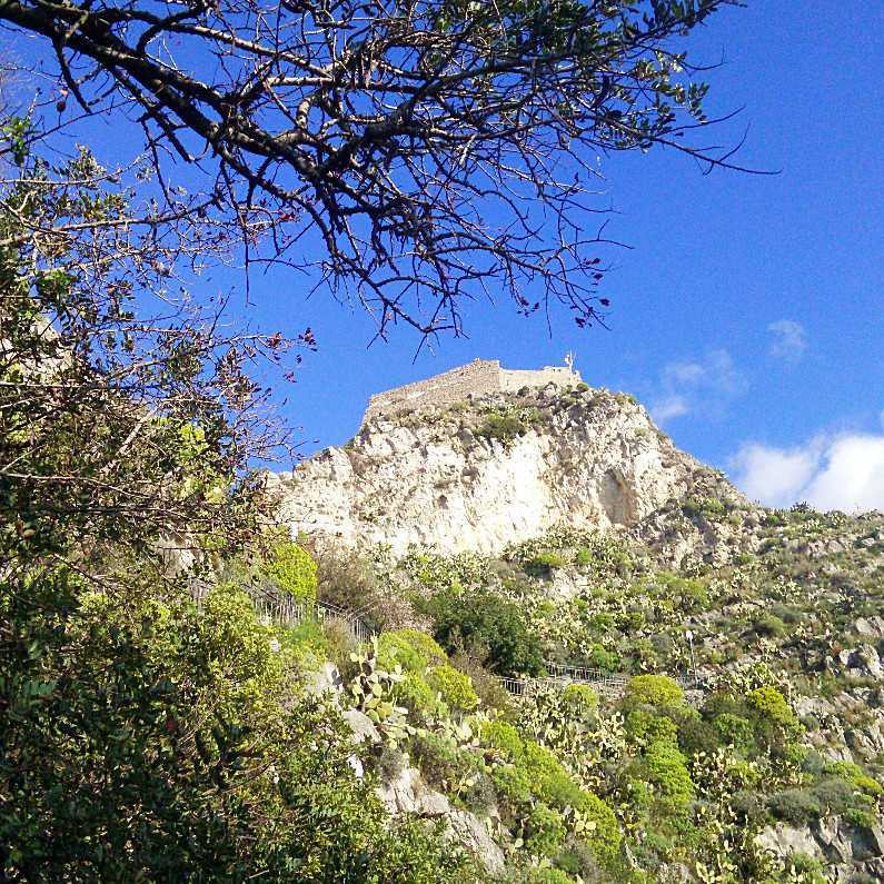 Сарацинский замок в Таормине