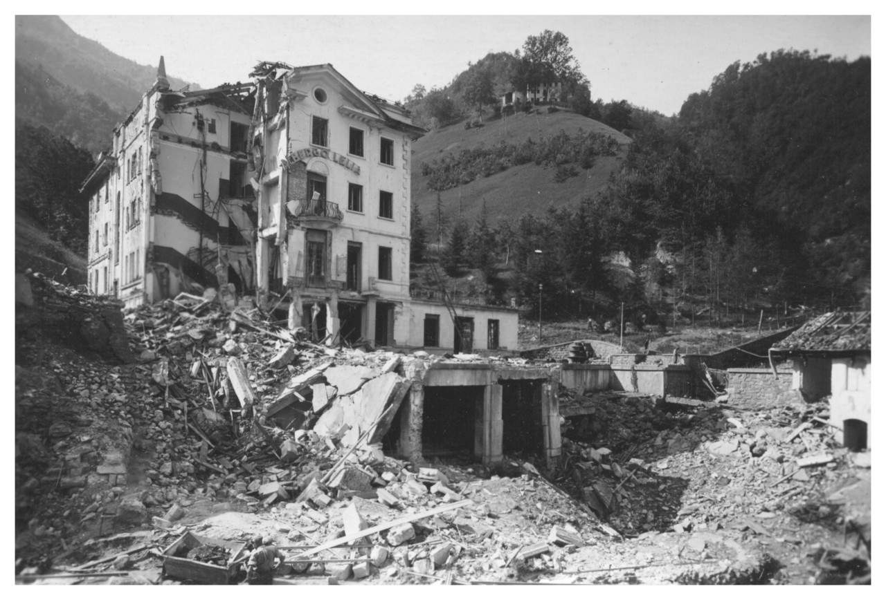 Foto dell'albergo dopo il bombardamento scattata dal piazzale delle Fonti.
