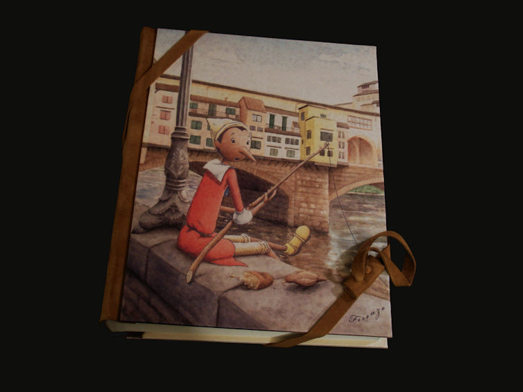Foto frontale dove si vede l’ immagine di Pinocchio che pesca dalla spalletta del Lungarno a FIrenze