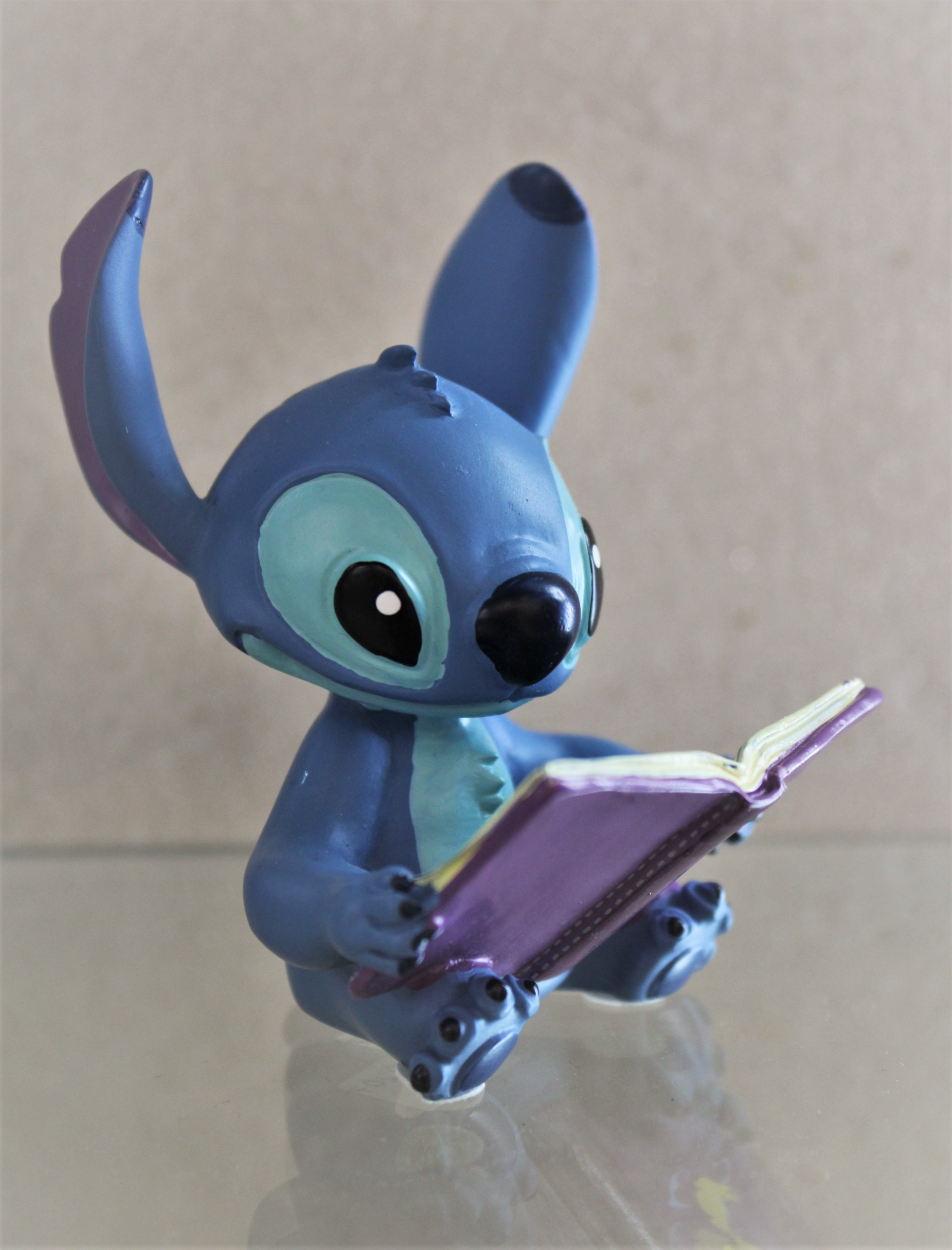 MINI STITCH CON LIBRO - DISNEY SHOWCASE