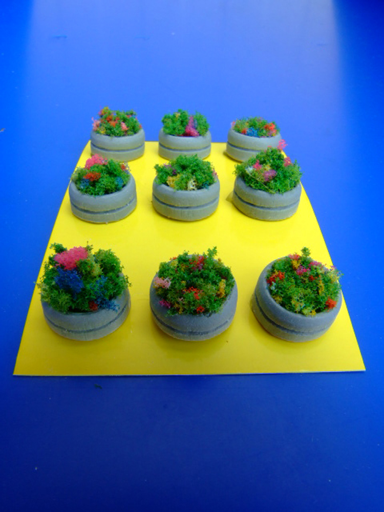 Vasi cemento fioriti rotondi per plastico o diorama H0-1:87 pezzi 9 - KREA