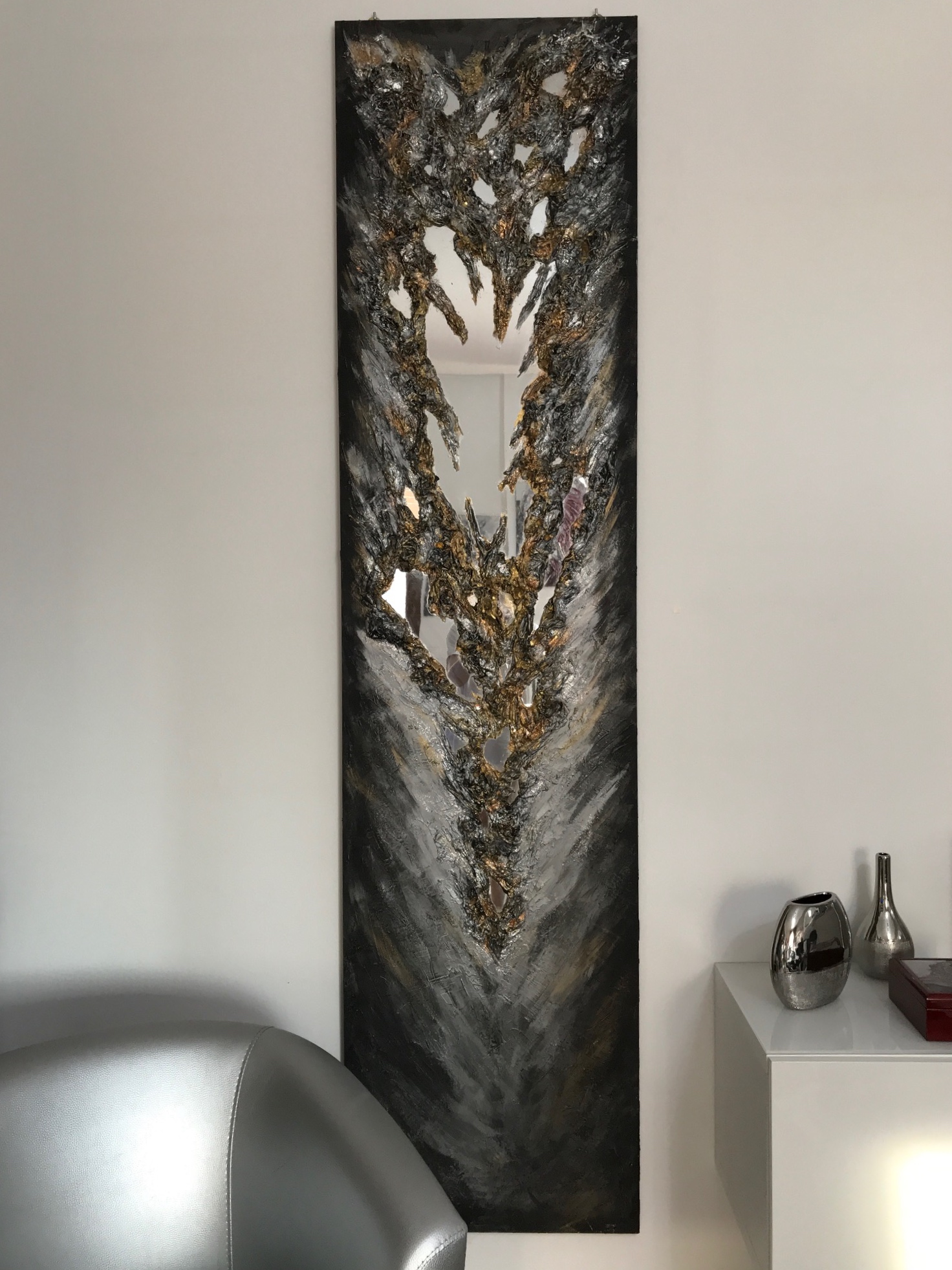 Pannello grigio con specchio / Gray panel with mirror