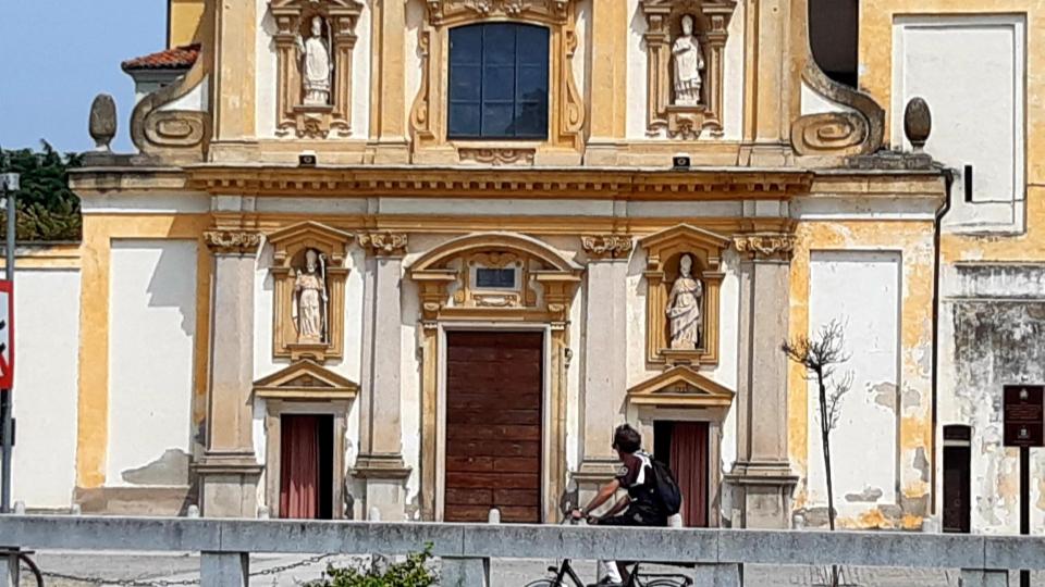 Affacciata sul Naviglio Grande, nel borgo di Gaggiano, sorge questa bella chiesa barocca