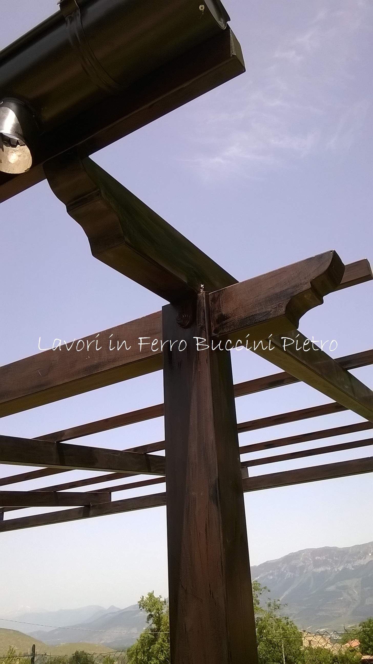Struttura in ferro per tettoia, realizzata in ferro, in stile finto legno.
