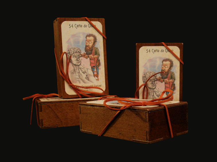 Scatole di legno in piedi e sdraiate che contengono le carte da gioco