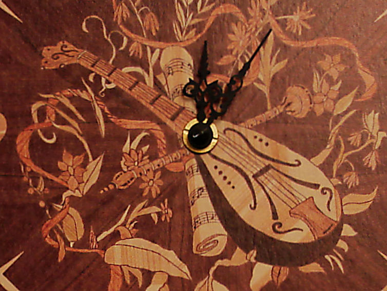 Zoom del disegno stile Maggiolini presente su pendola colibrì