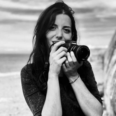 <img src= "ritratto Giulia Mariani, fotografa, corsi di fotografia, workshop fotografici, viaggi fotografici, artista, foto street,foto peaple.jpg"