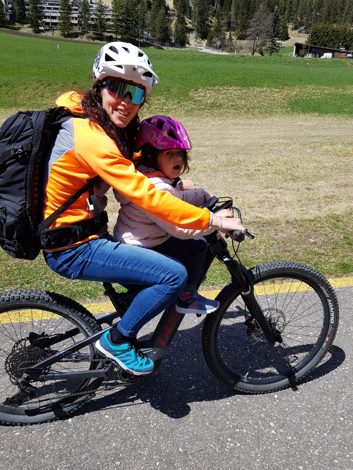 Elisa in bici con la figlia lungo la ciclabile della Val di Fassa