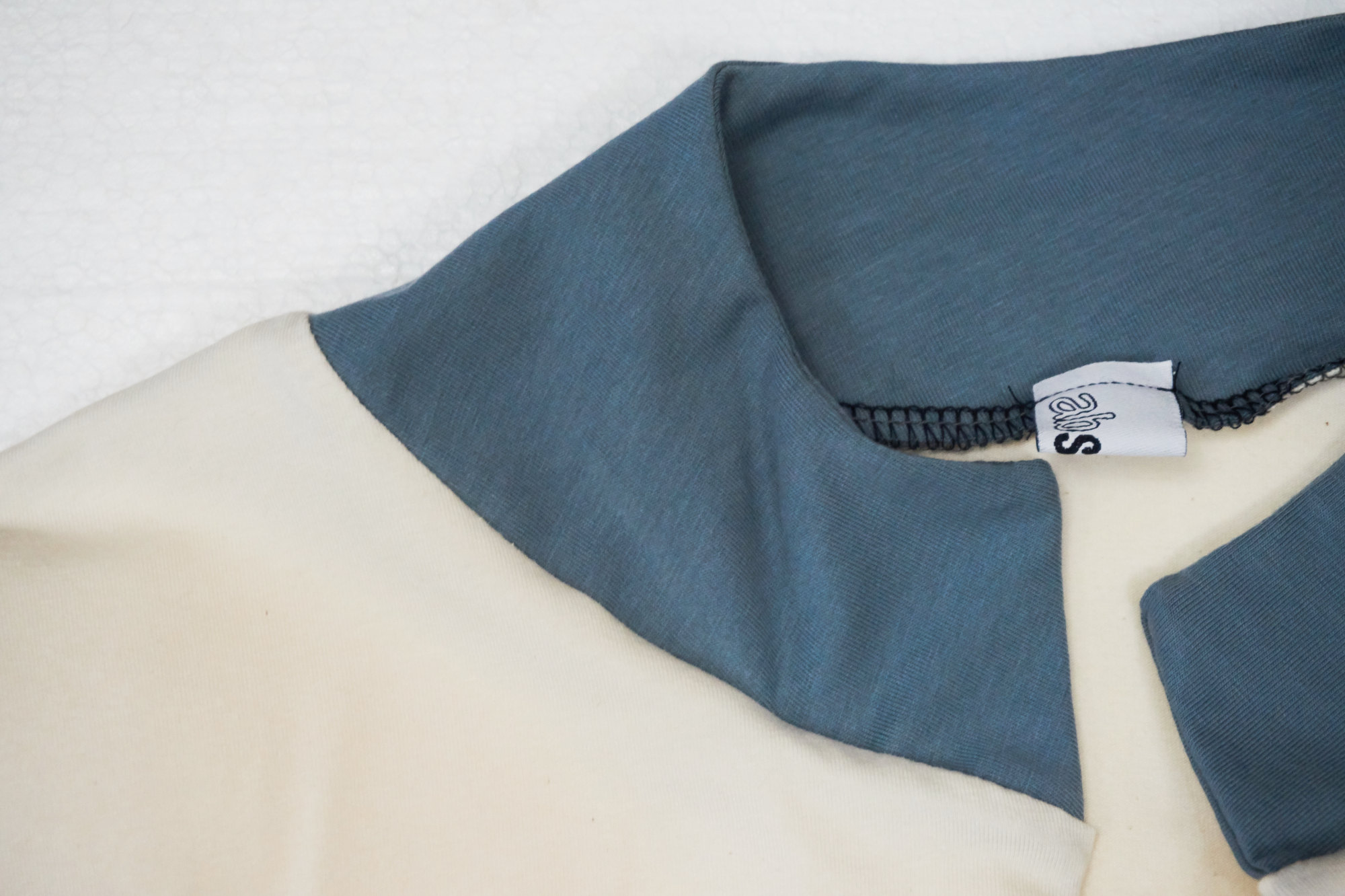 giacca aperta con inserti a contrasto. 95% cotone 5% elastane