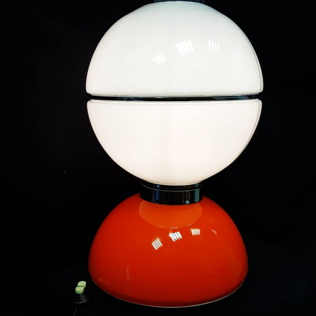 Lampada da tavolo Space Age in vetro opalino e metallo argentato di Carlo Nason, Mazzega, anni '70