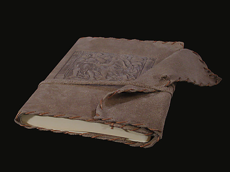 Pelle lavorata con bassorilievo farandola per coprire quaderni e rubriche